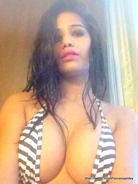 Poonam pandey ke big boobs aur deep cleavage ke pics